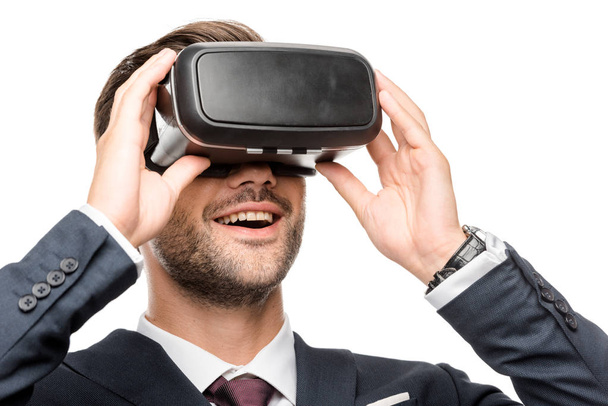 sorridente jovem empresário usando realidade virtual headset isolado no branco
  - Foto, Imagem