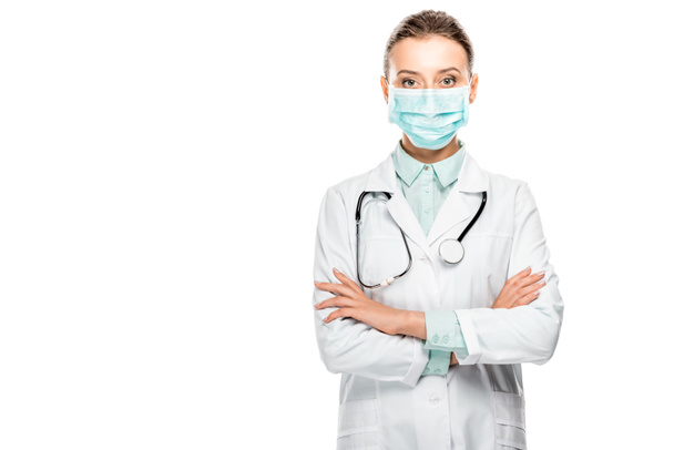 lekarka w medycznych maski z stetoskop nad stojący szyja z skrzyżowanymi rękami na białym tle - Zdjęcie, obraz