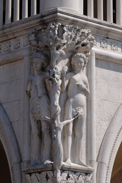 Adem ve Havva, St. Mark Square, Venedik, İtalya, Unesco Dünya Mirası heykelleri ile Doge Sarayı ayrıntılı - Fotoğraf, Görsel