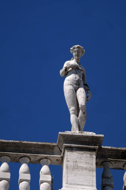 Άγαλμα στην κορυφή της εθνικής βιβλιοθήκης του Αγίου Μάρκου Μαρκιανή βιβλιοθήκη, Βενετία, Ιταλία, μνημείο παγκόσμιας πολιτιστικής κληρονομιάς - Φωτογραφία, εικόνα
