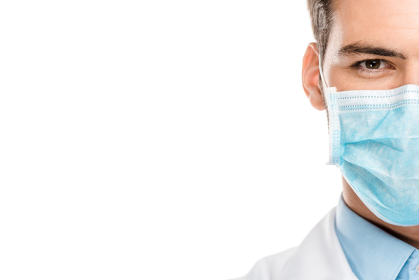 abgeschnittenes Bild eines jungen männlichen Arztes in medizinischer Maske isoliert auf Weiß  - Foto, Bild