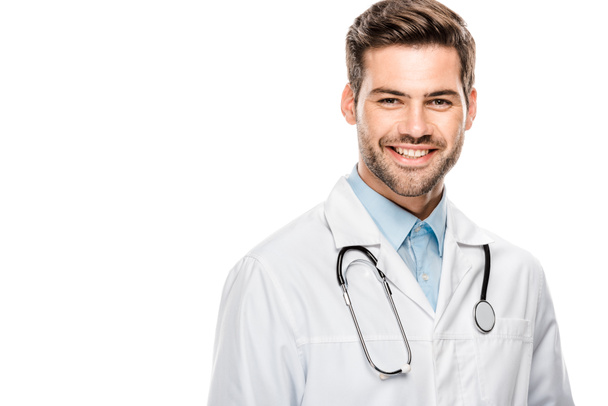 heureux médecin masculin en manteau médical avec stéthoscope sur le cou en regardant la caméra isolée sur blanc
 - Photo, image