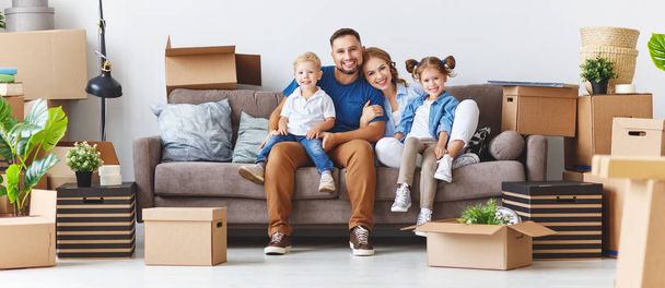 feliz familia madre padre e hijos se mudan a un nuevo apartamento y desempacar la caja
 - Foto, imagen
