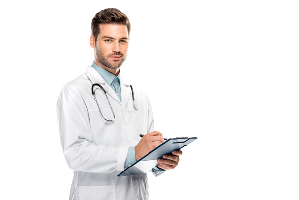 szczęśliwy lekarz z stetoskop szyję pisania w schowku na białym tle - Zdjęcie, obraz