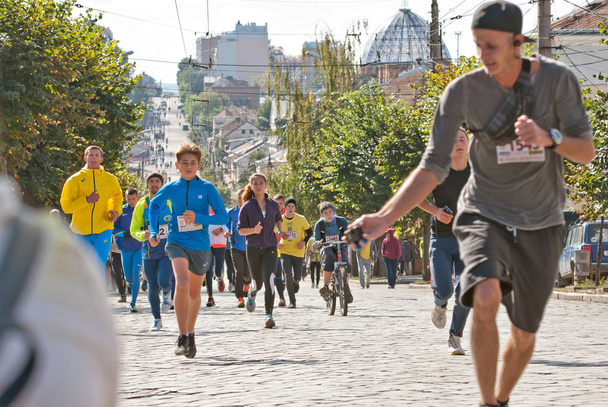 CHERNIVTSI, UKRAINE - SEPTEMBER 30 : Unidentified runners participating in the "Bukovina Mile" charity fun run on September 30, 2018 in Chernivtsi, Ukraine. - 写真・画像