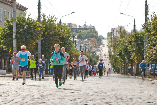 CHERNIVTSI, UKRAINE - SEPTEMBER 30 : Unidentified runners participating in the "Bukovina Mile" charity fun run on September 30, 2018 in Chernivtsi, Ukraine. - Foto, Bild