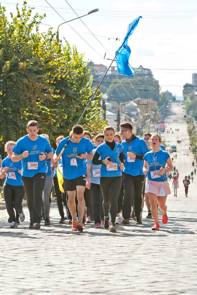 CHERNIVTSI, UKRAINE - SEPTEMBER 30 : Unidentified runners participating in the "Bukovina Mile" charity fun run on September 30, 2018 in Chernivtsi, Ukraine. - Foto, afbeelding