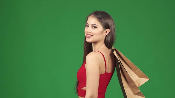 Szczęśliwy piękna kobieta uśmiechając się torby na zakupy gospodarstwa Wyświetlono kciuk w górę - Zdjęcie, obraz