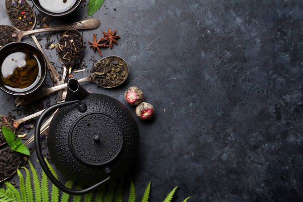 Különböző tea és a teáskannát. Piros, fekete és zöld tea. A szöveg szóközzel felülnézet - Fotó, kép