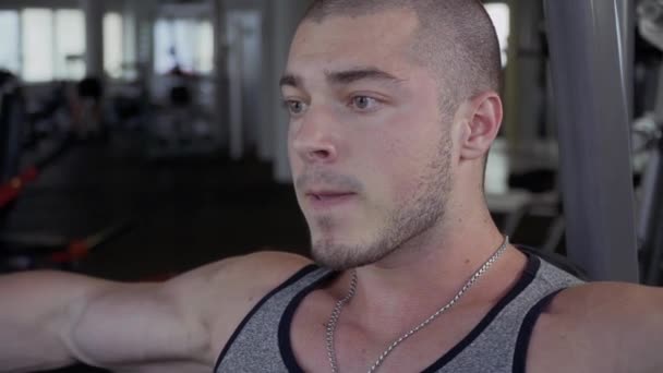 Handsome guy is engaged in the gym - Video