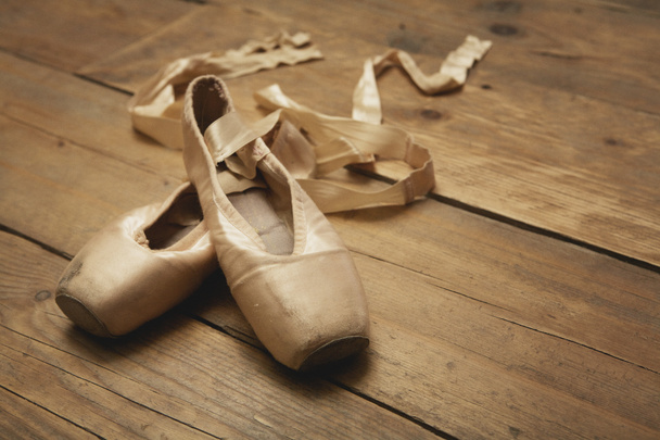 Balettcipő, a fa padló - Fotó, kép