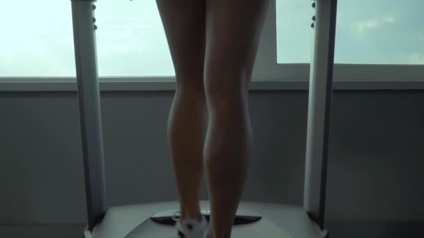 Beautiful young girl on a treadmill in the gym - Séquence, vidéo