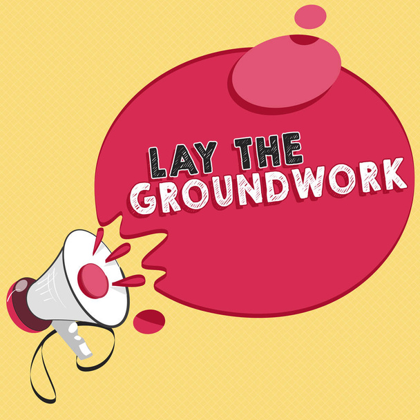 Word het schrijven van tekst Lay The Groundwork. Bedrijfsconcept ter voorbereiding van de Basics of stichting van iets - Foto, afbeelding