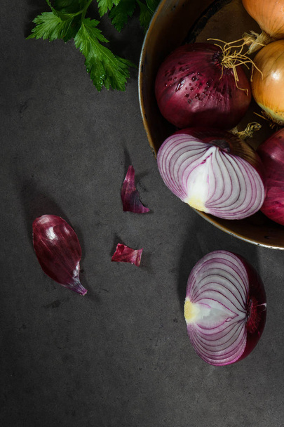 Fresh whole onions and parsley - Фото, зображення
