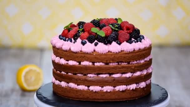 Традиционный домашний шоколадный торт. Сладкий десерт с ягодами
. - Кадры, видео