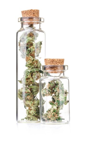 Piccole bottiglie con germogli di marijuana medica, primo piano, isolate su sfondo bianco. Cannabis terapeutica e medica
 - Foto, immagini