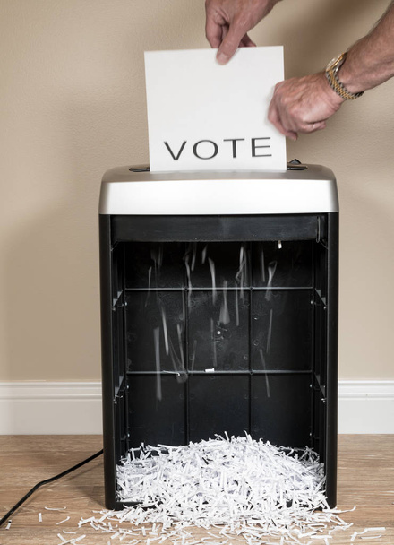 Χαρτί ψηφοφορία είναι τεμαχισμένο σε ένα Τεμαχιστής γραφείο - Φωτογραφία, εικόνα