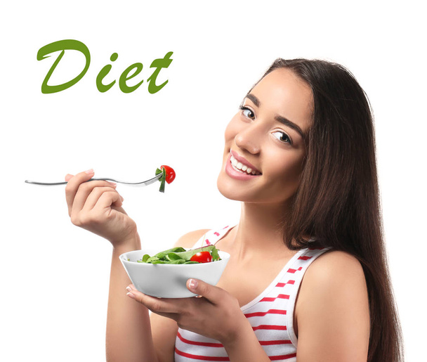 junge Frau mit gesundem Gemüsesalat auf weißem Hintergrund. Ernährungskonzept - Foto, Bild