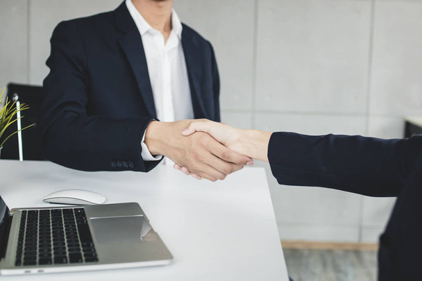 Успешные переговоры или корпоративное партнерство, люди пожимают друг другу руки  - Фото, изображение