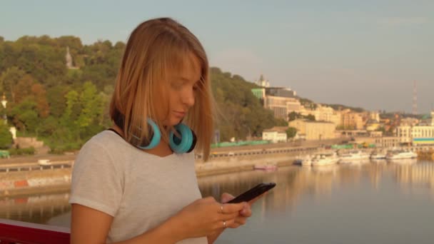 Frau benutzt ihr Smarthone - Filmmaterial, Video