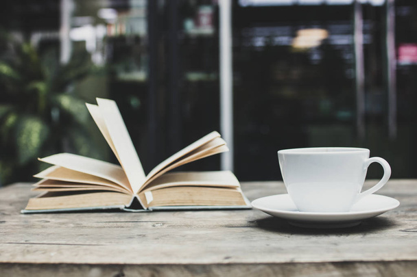 koffie en boek op tafel in café - Foto, afbeelding