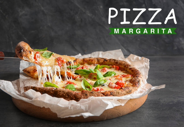 Lezzetli pizza Margarita gri tablo üzerinde - Fotoğraf, Görsel