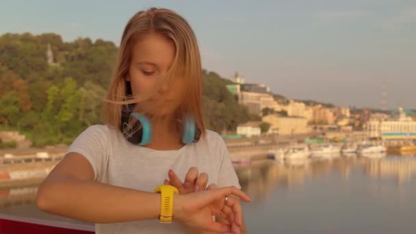 Dame mit Smartwatch zum Laufen - Filmmaterial, Video