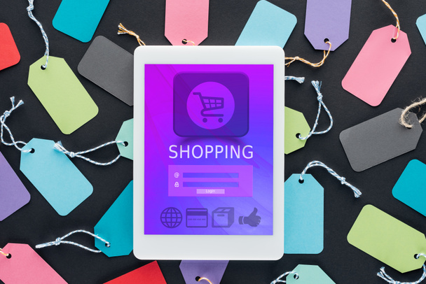 app ekranda renkli Satılık etiketler üzerinde yalan alışveriş ile dijital tablet üstten görünüm - Fotoğraf, Görsel