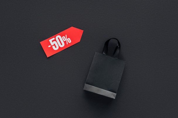 κάτοψη του τσάντα αγορών και ετικέτα πώληση με έκπτωση πενήντα percents για Μαύρη Παρασκευή - Φωτογραφία, εικόνα