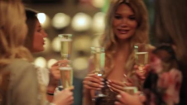 Fiesta de cumpleaños, mujeres amigas hablando sosteniendo copa de champán
 - Metraje, vídeo