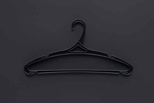 bovenaanzicht van een hanger voor winkelen op zwart - Foto, afbeelding