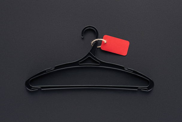 vista superior do cabide com etiqueta de venda vermelha vazia para sexta-feira preta
 - Foto, Imagem