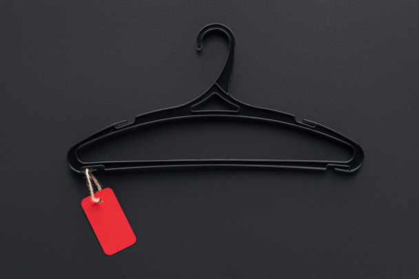 vista superior de la percha con etiqueta de venta roja para la oferta especial el viernes negro
 - Foto, imagen