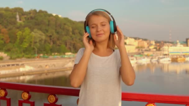 nainen kuuntelee musiikkia
 - Materiaali, video