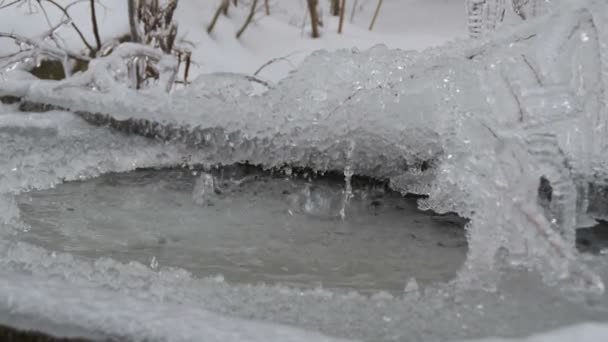 Eis und Eiszapfen schmelzen im Winter - Filmmaterial, Video