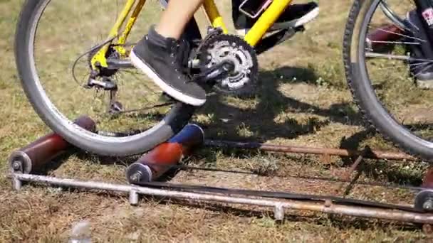 Nahaufnahme, die Räder eines alten Heimtrainer, das Fahrrad fährt an einem Ort mit Hilfe einer speziellen selbstgebauten Halterung, Installation. - Filmmaterial, Video