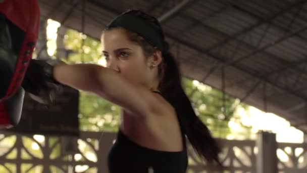 hermosa joven atleta haciendo ejercicio para la autodefensa en el gimnasio de boxeo
 - Metraje, vídeo