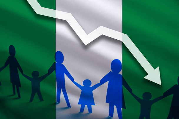 Fondo de la bandera de Nigeria del gráfico de flecha hacia abajo. Disminución del número de violaciones en el país. Fertilidad por debajo de la medición
 - Foto, Imagen