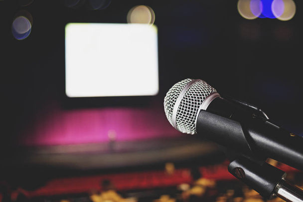 Микрофон на размытом фоне сцены и зала, Концепция музыки и пения - Фото, изображение