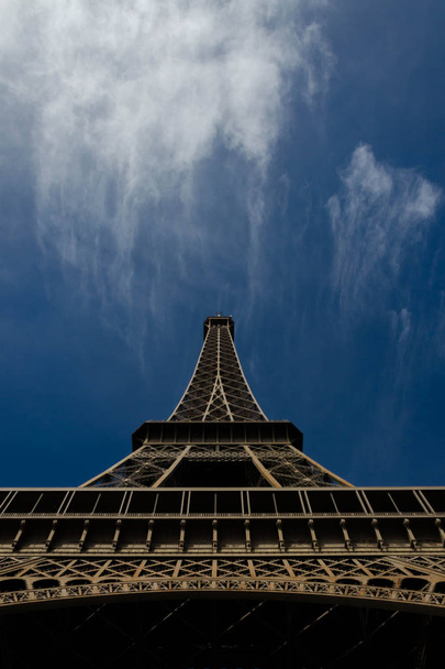 Eiffel Tower - tepaného železa příhradové věže na Champ de Mars v Paříži - Fotografie, Obrázek