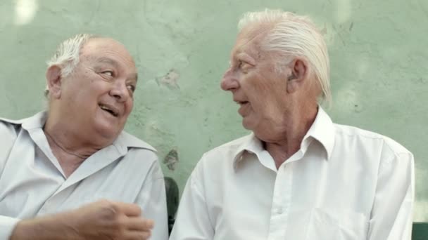 Trzej przyjaciele starszych mężczyzn, rozmawiając i śmiejąc się - Materiał filmowy, wideo