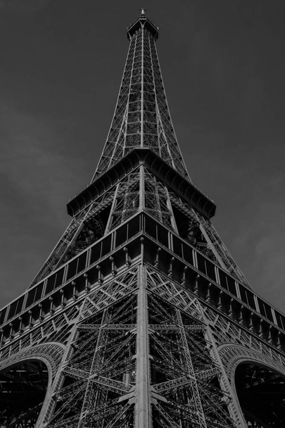 Eiffel Tower - tepaného železa příhradové věže na Champ de Mars v Paříži - Fotografie, Obrázek