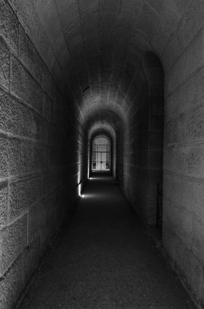 Подземный туннель / коридор в гробнице Неаполя, Париж, Франция
 - Фото, изображение