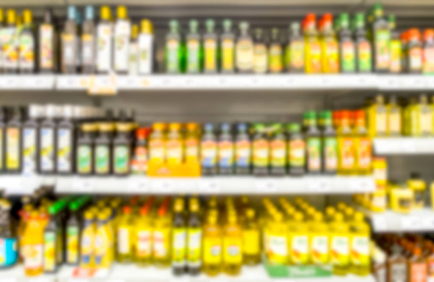 estante colorido del supermercado con botellas borrosas como fondo de imagen
 - Foto, Imagen