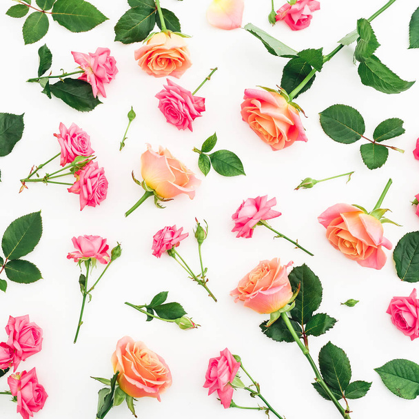 Patrón floral de rosas flores, pétalos y hojas sobre fondo blanco. Piso tendido, vista superior
. - Foto, imagen