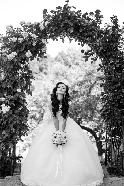 Woman with dress and veil at rose bouquet. - Foto, Bild
