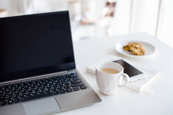 Bureau blanc moderne, designer fait main tasse avec café, smartpho
 - Photo, image