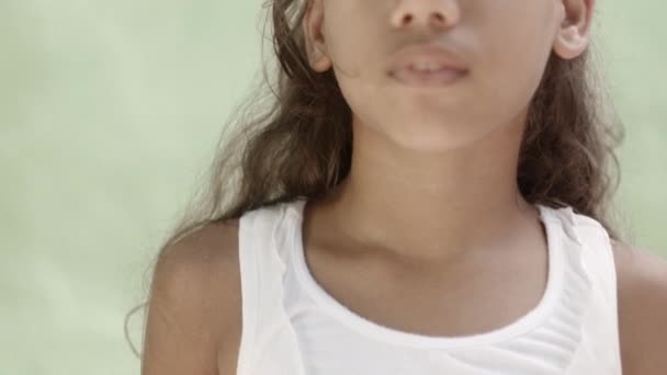 Portret van latina vrouw, jong meisje met groene ogen - Video
