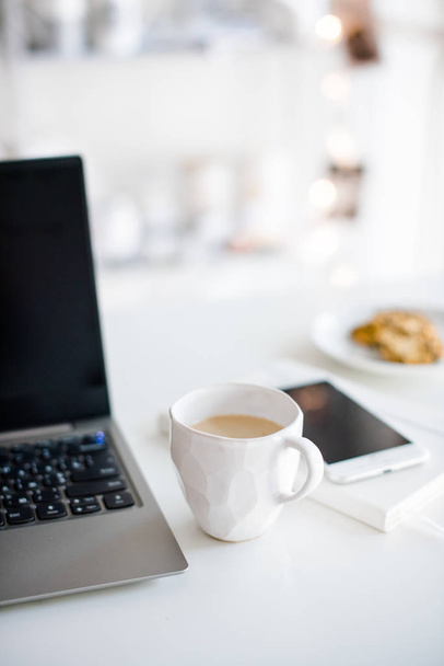Σύγχρονη λευκό γραφείο, σχεδιαστής χειροποίητη κεραμική κούπα καφέ, smartpho - Φωτογραφία, εικόνα