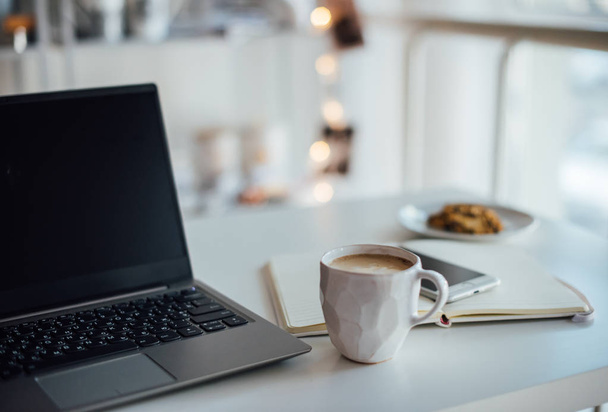 Современный белый офис, дизайнерская чашка ручной работы с кофе, smartpho
 - Фото, изображение